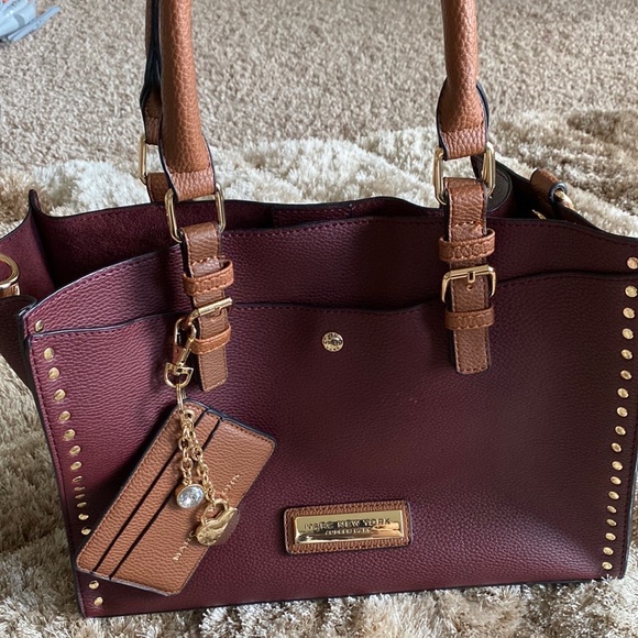 Handbags - Marc Jacobs plum and gold purse